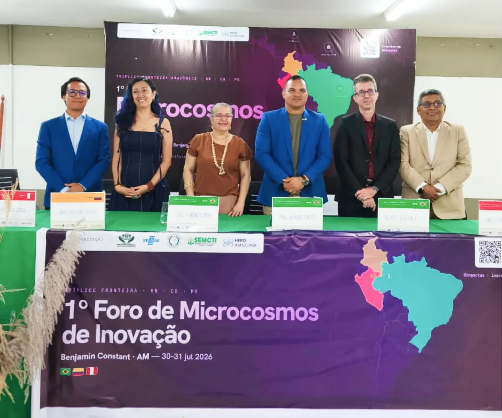 Mesa de apertura del Foro de Microcosmos